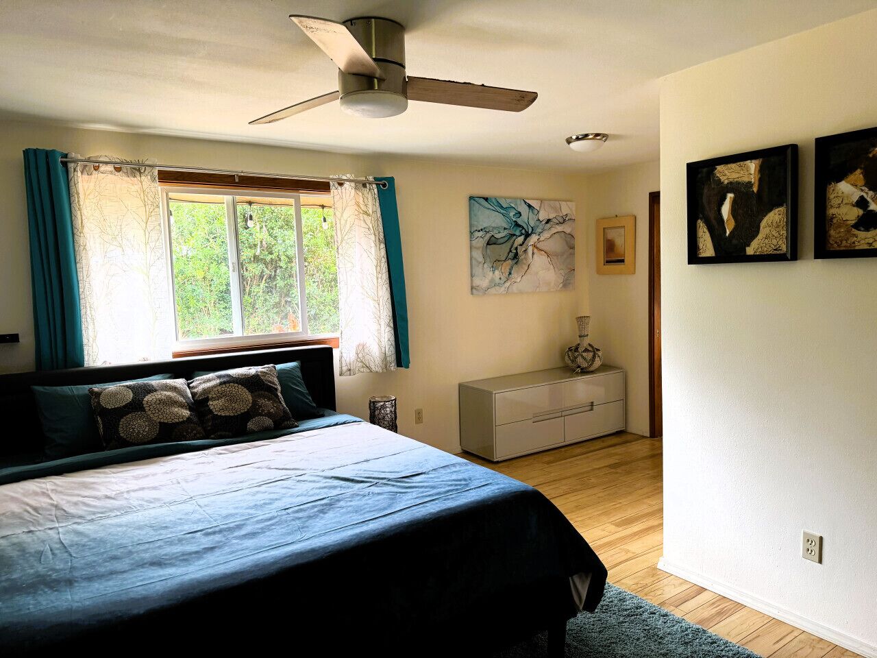 Desk, travel crib, free WiFi, bed sheets