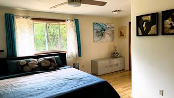 Desk, travel crib, free WiFi, bed sheets