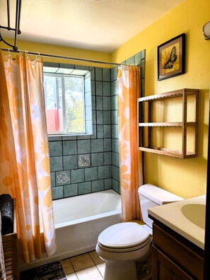 Hair dryer, towels - Family House by the Waterfall - Private, Countryside, Waipio, Stream, WiFi, Laundry (Honokaa)