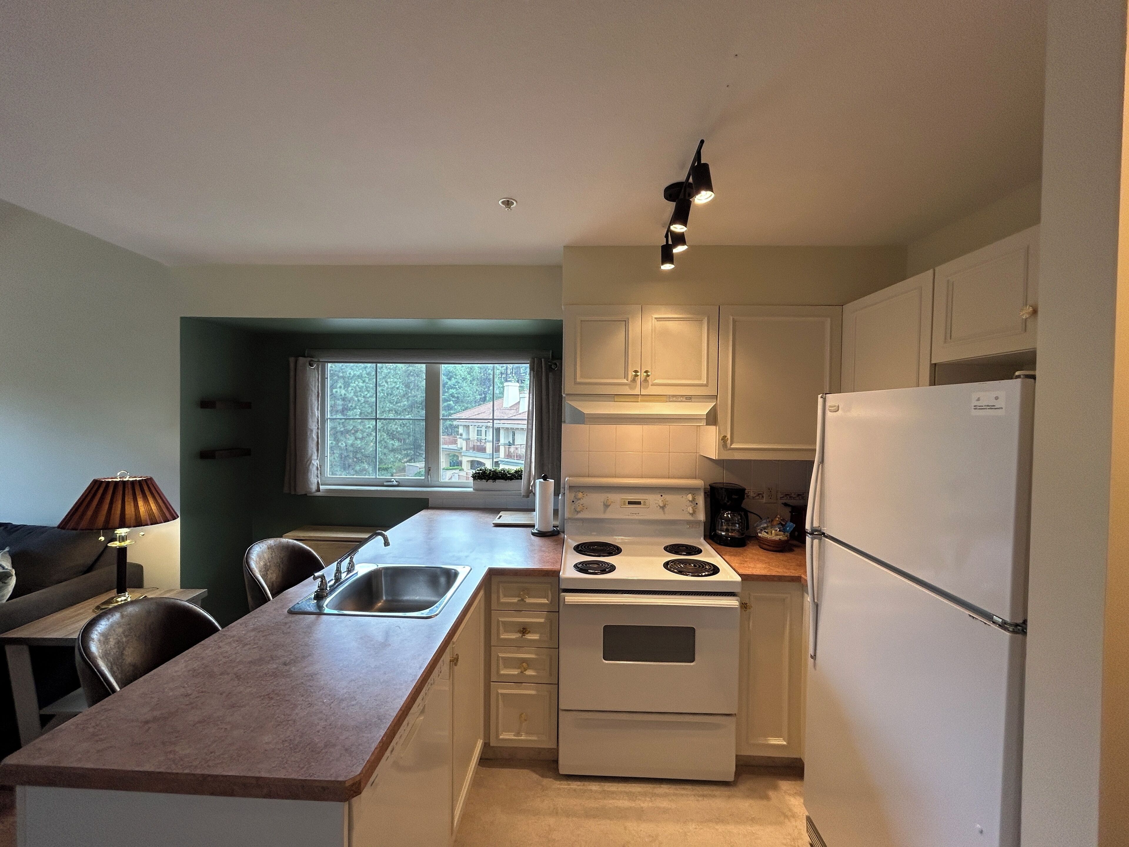 Jääkaappi, mikroaaltouuni, uuni, liesi