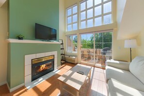 Televisión y chimenea 