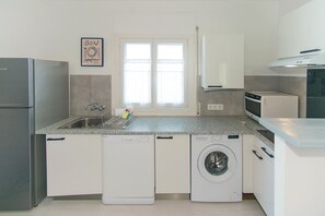 Fridge, oven, dishwasher, coffee/tea maker