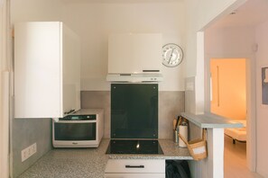 Fridge, oven, dishwasher, coffee/tea maker