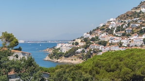A coastal town with buildings on a hillside overlooking the sea. - WELCS ESTUDIO 269 EMP con vista al mar (Rosas / Roses)