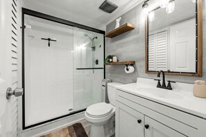Douche, sèche-cheveux, serviettes fournies, savon