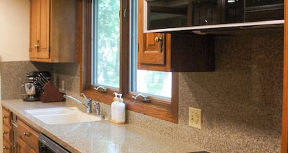 Charming 3-bedroom house. Nature + Comfort near Cleveland