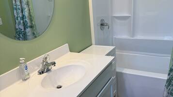 Toallas, jabón, shampoo, papel de baño