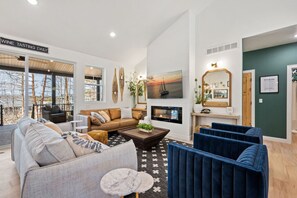 Smart-tv, een open haard, videospelletjes en een tafeltennistafel