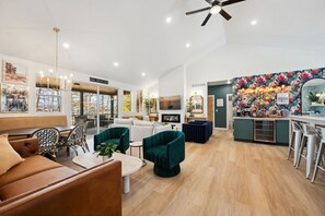 Smart-TV, Kamin, Videospiele, Tischtennisplatte