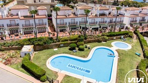 A residential complex with multiple balconies, a swimming pool, and a view of the sea. - Lochloosa | Pool - terrace - golf (Marbella)