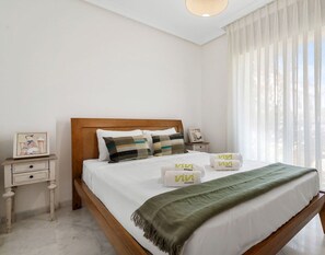 Room - Lochloosa | Pool - terrace - golf (Marbella)