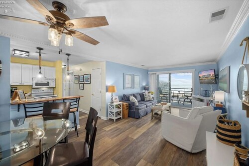 Your Lake Erie Islands' Getaway Condo for 6 with a Clubhouse and Pool!