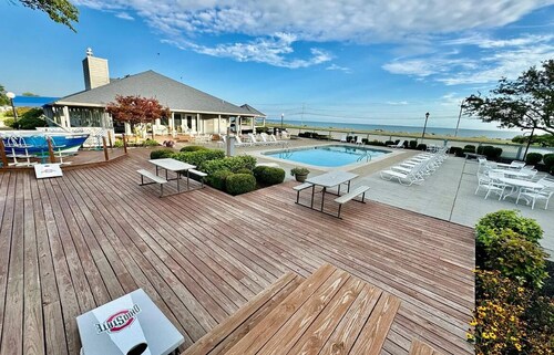 Your Lake Erie Islands' Getaway Condo for 6 with a Clubhouse and Pool!