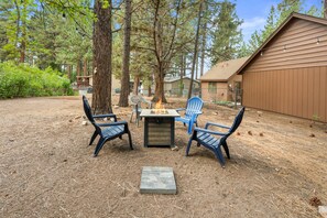 Property grounds - Cozy Knight Cabin - AC! Walk to Lake and Village (Big Bear Lake)