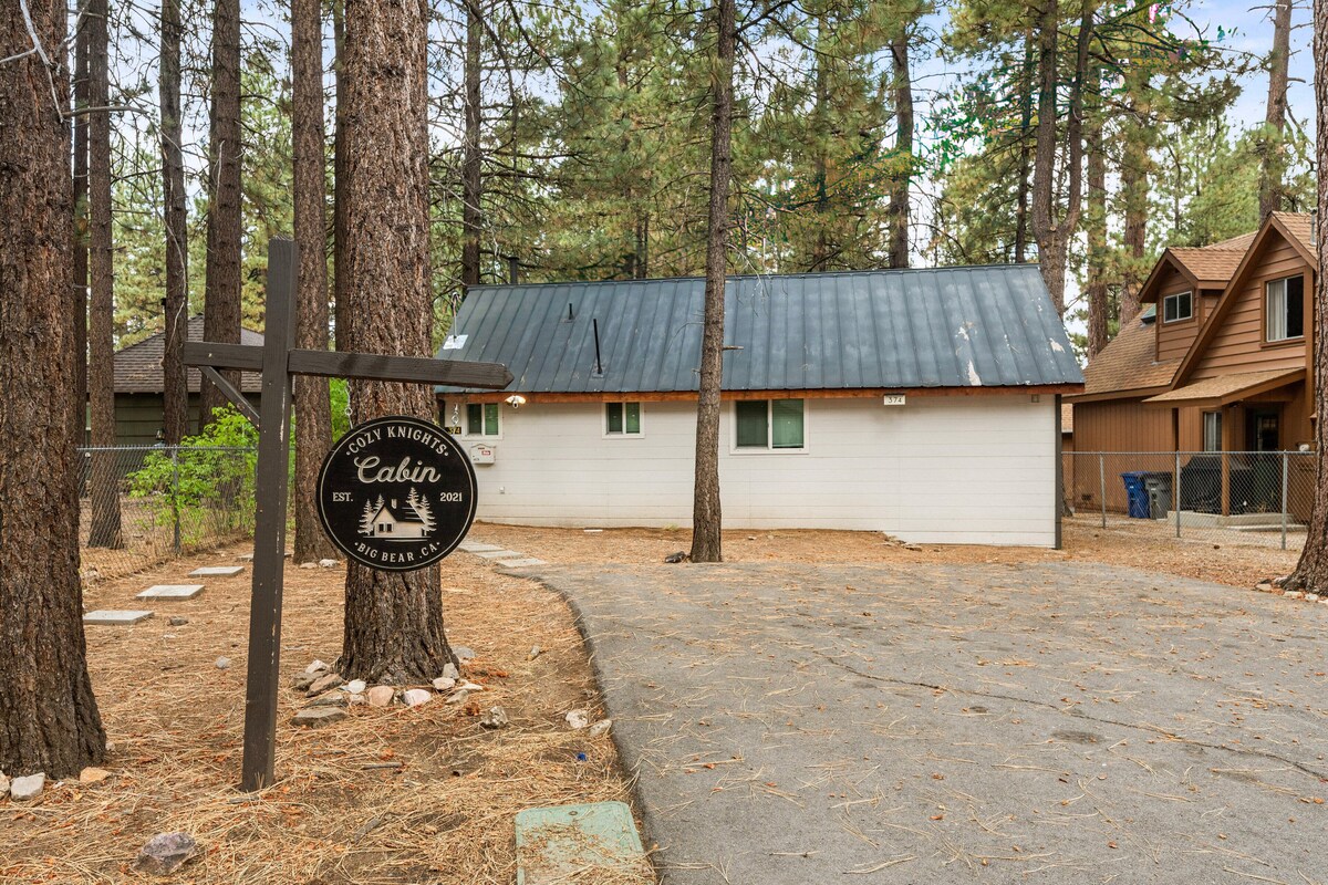 Cozy Knight Cabin - AC! Walk to Lake and Village