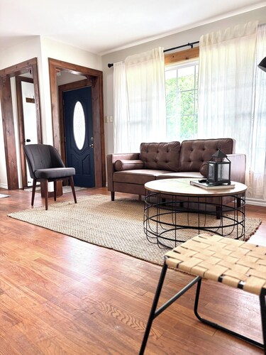 Clean, Cozy & Central - EMU + 10 mins to Ann Arbor