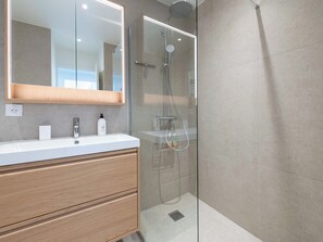 Ducha, artículos de higiene personal gratuitos y secador de pelo