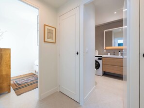 Regadera, secadora de cabello, toallas 