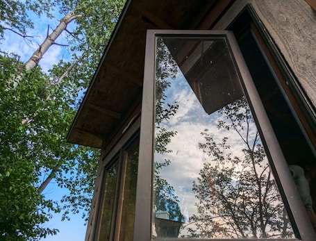 外観の詳細. Beehive air therapy cabin with 2 bee beds for a unique, multi-sensory experience