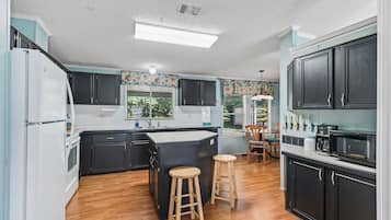 Frigorífic, microones, forn i placa de cuina