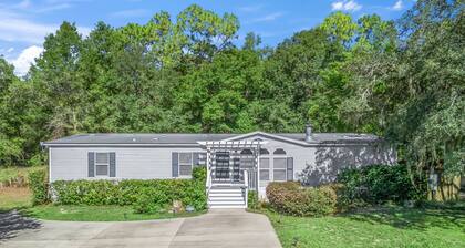 NEW! The Blue Heron Hideaway- cute & cozy 3 bed/2 bath with Rainbow River access