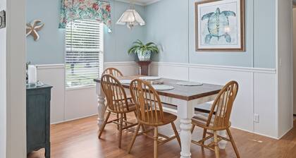 NEW! The Blue Heron Hideaway- cute & cozy 3 bed/2 bath with Rainbow River access