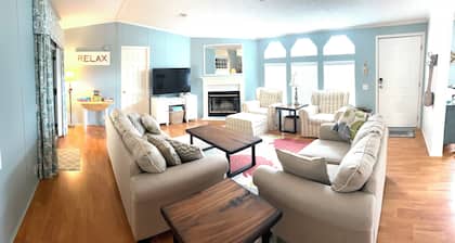 NEW! The Blue Heron Hideaway- cute & cozy 3 bed/2 bath with Rainbow River access