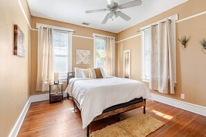 3 makuuhuonetta, tallelokero huoneessa, silitysrauta/-lauta