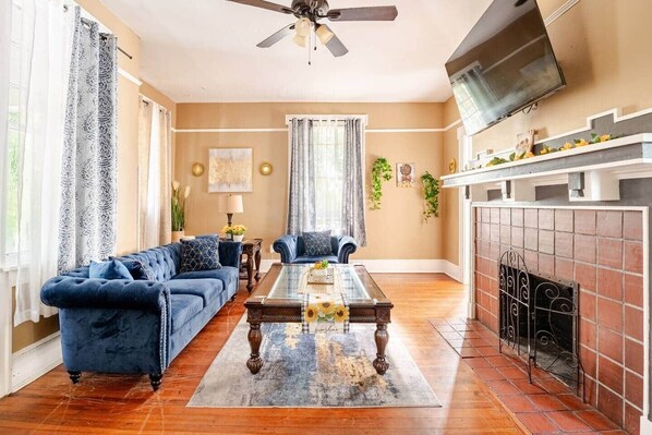 Smart TV, fireplace