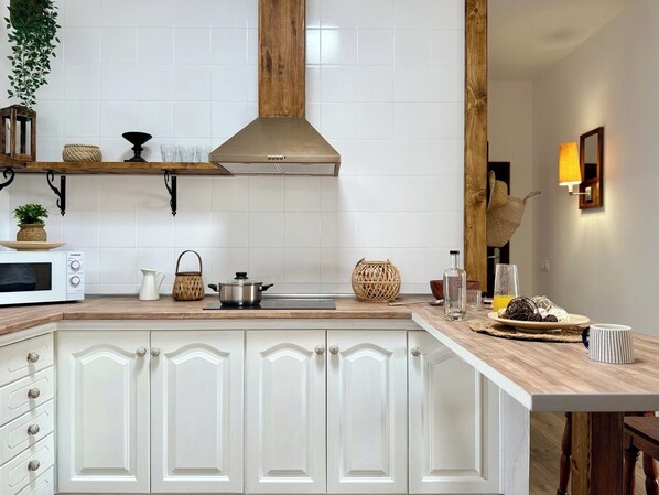 Réfrigérateur, four à micro-ondes, cafetière-théière, grille-pain