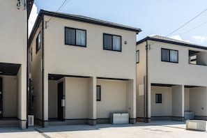 Villa, 3 slaapkamers, niet-roken (Swimming pool/BBQ/2CarsOK/Onna14C) | Een bureau, verduisterende gordijnen, een strijkplank/strijkijzer