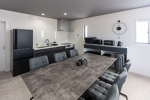 Villa, niet-roken (Swimming pool/BBQ/2CarsOK/Onna14F) | Dineren in de kamer