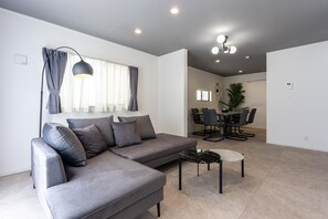 วิลล่า, ปลอดบุหรี่ (3LDK/Swimming pool, Sauna/Onna14C) | บริเวณนั่งเล่น