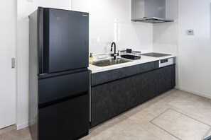 Refrigerador con freezer, microondas, placa de cocina, arrocera