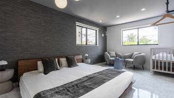 Escritorio, cortinas blackout y tabla de planchar con plancha