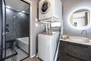 Biệt thự, không hút thuốc (3LDK/Swimming pool, Sauna/Onna14C) | Phòng tắm | Đồ dùng nhà tắm miễn phí, máy sấy tóc, dép đi trong nhà 