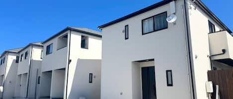 Villa, niet-roken (3LDK/Swimming pool, Sauna/Onna14E) | Een bureau, verduisterende gordijnen, een strijkplank/strijkijzer