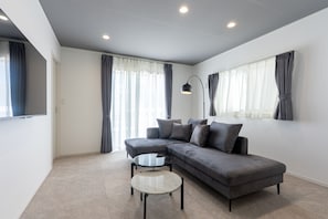 Villa, 3 chambres, non-fumeurs (Swimming pool/BBQ/2CarsOK/Onna14C) | Coin séjour