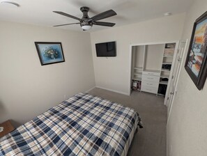 3 bedrooms, desk, free WiFi, bed sheets - Rally Oasis, Quieter neighborhood, Walking distance to Main Street (Sturgis)