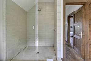 Douche, sèche-cheveux, serviettes fournies, shampoing