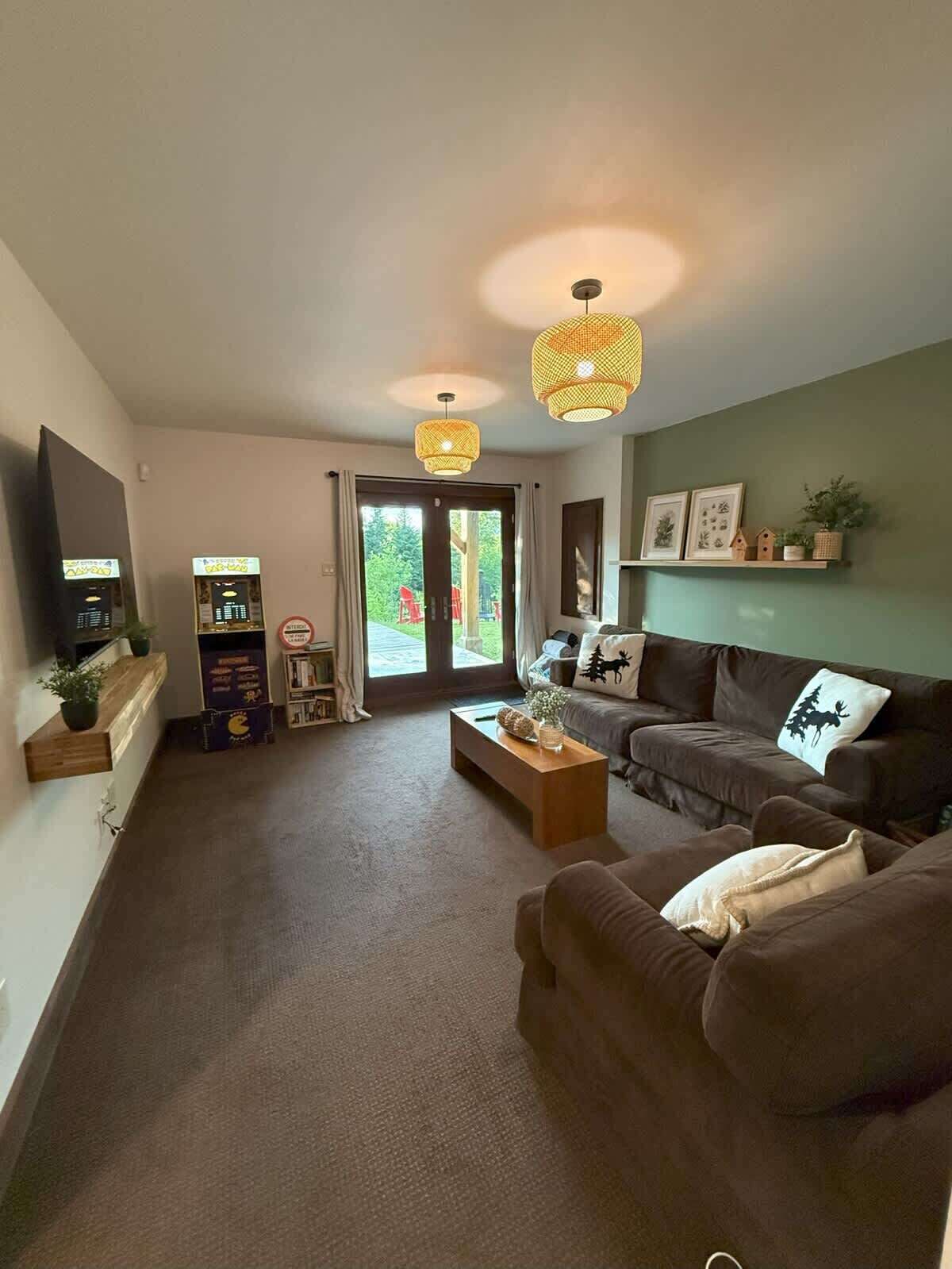 Smart TV, fireplace, video games, offices