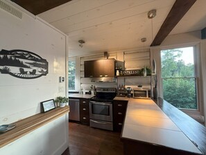 冷蔵庫、電子レンジ、オーブン、コンロ