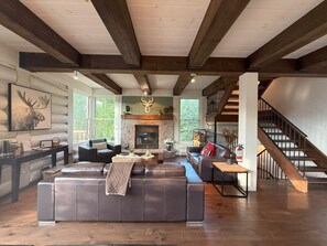 Smart-TV, Kamin, Stereoanlage