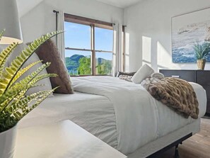 4 bedrooms, desk, iron/ironing board, travel crib