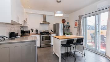 Réfrigérateur, micro-ondes, four, plaque de cuisson