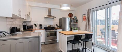 Kylskåp, mikrovågsugn, ugn och spishäll