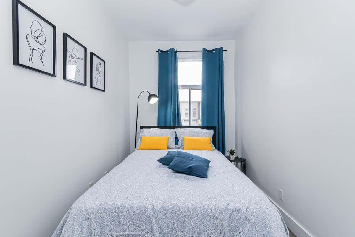 Iron/ironing board, travel crib, WiFi, bed sheets
