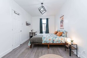 Tabla de planchar con plancha, cuna de viaje, wifi y ropa de cama