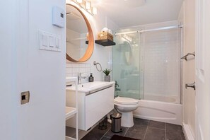 Hair dryer - Modern vibrant with Parking – 2BR and confort (Montréal)