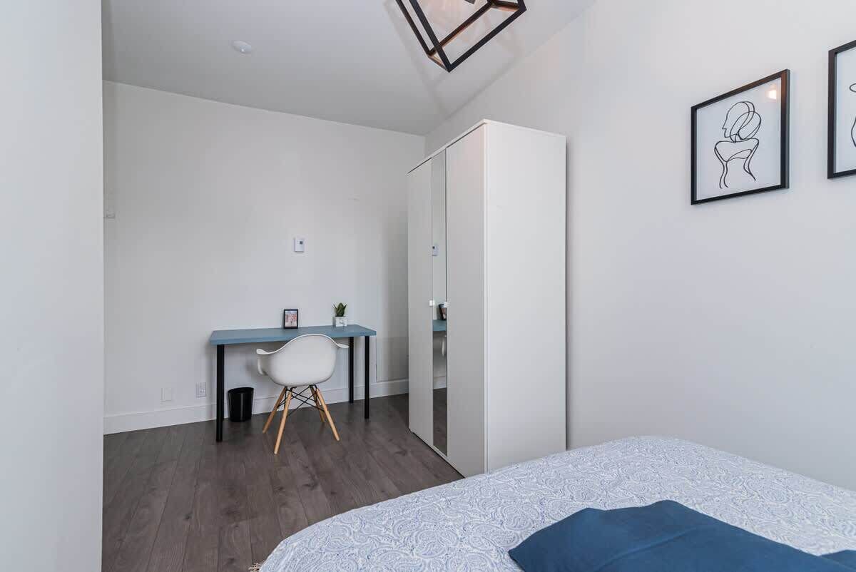 Iron/ironing board, travel crib, WiFi, bed sheets